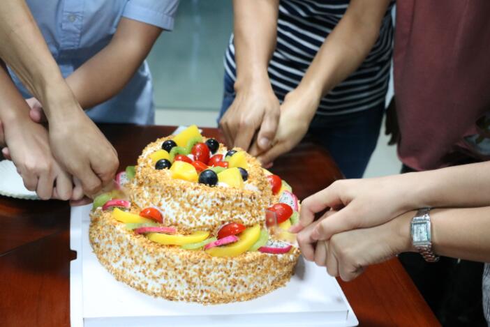 mg不朽情缘触摸屏厂家7月为员工们进行生日会